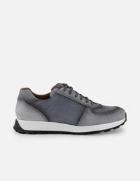 Tenis con combinación de ante y piel en color gris para hombre