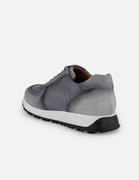 Tenis con combinación de ante y piel en color gris para hombre