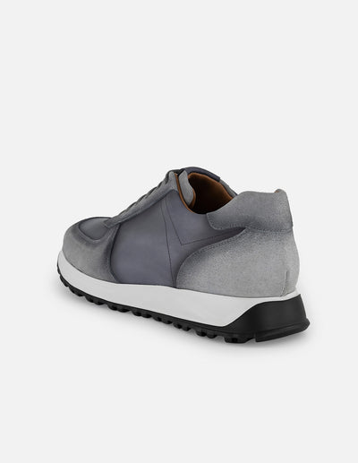 Tenis con combinación de ante y piel en color gris para hombre