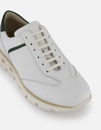 Tenis con ribete en rojo y verde en piel color blanco para hombre