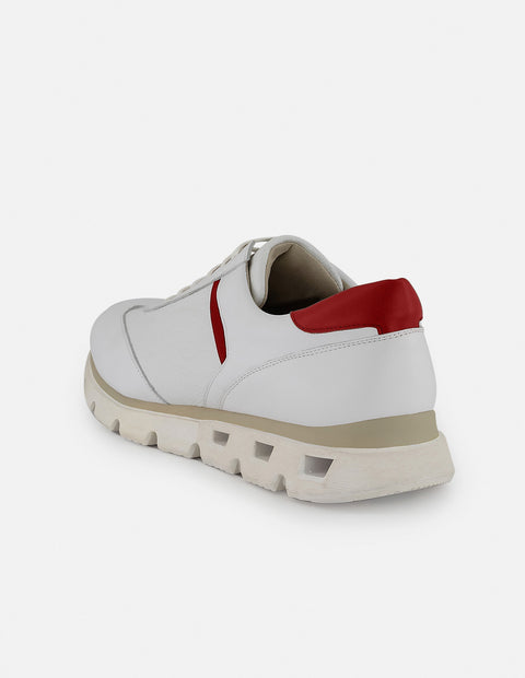 Tenis con ribete en rojo y verde en piel color blanco para hombre