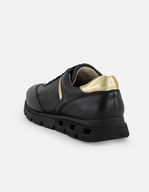 Tenis negro con ribete colro dorado en piel para hombre