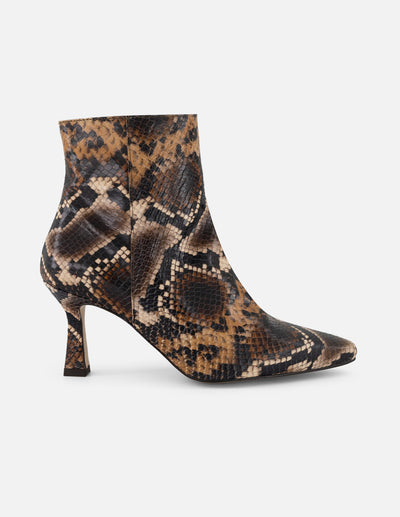 Botines café piel para mujer con grabado tipo serpiente