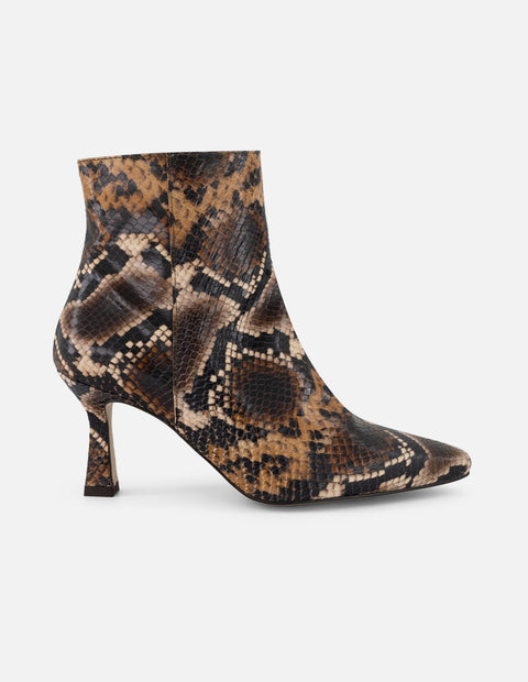 Botines café piel para mujer con grabado tipo serpiente