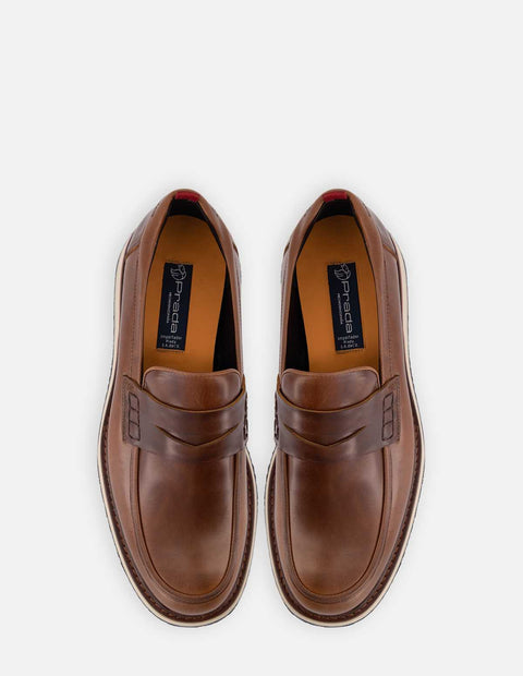 Mocasín en piel napa color cuero con suela color arena para hombre