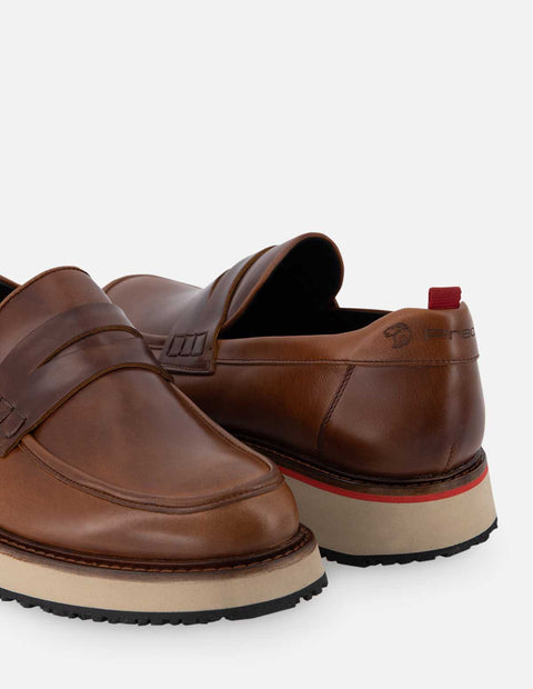 Mocasín en piel napa color cuero con suela color arena para hombre