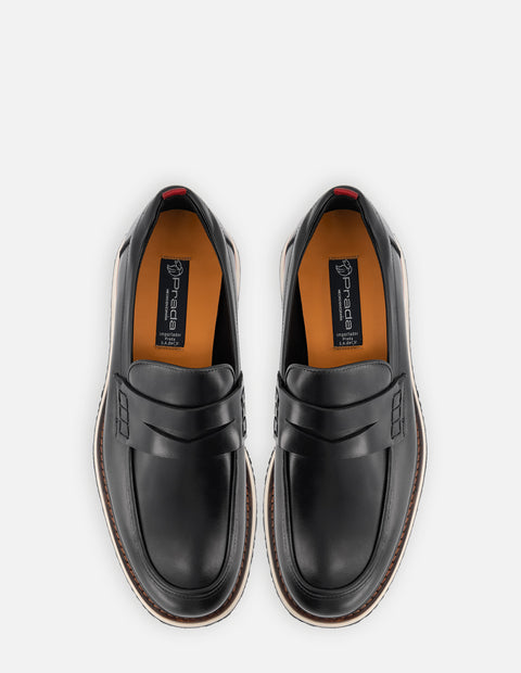 Mocasín en piel napa color negro con suela color arena para hombre