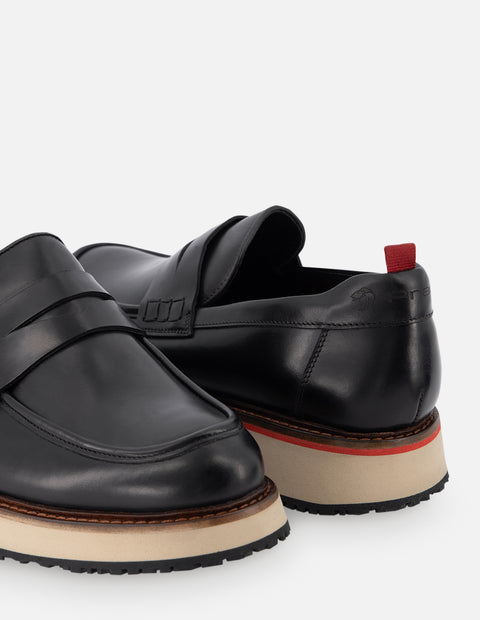 Mocasín en piel napa color negro con suela color arena para hombre