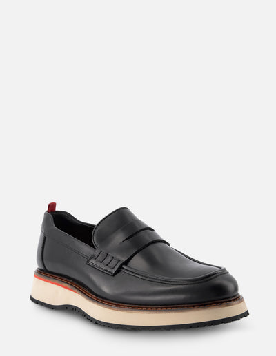 Mocasín en piel napa color negro con suela color arena para hombre