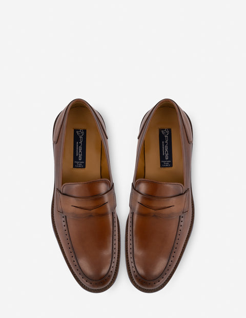 Mocasín en piel napa color cuero con calado para hombre