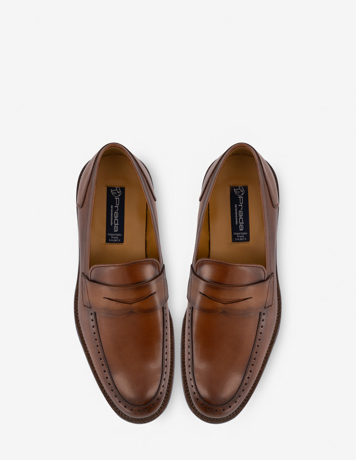 Mocasín en piel napa color cuero con calado para hombre