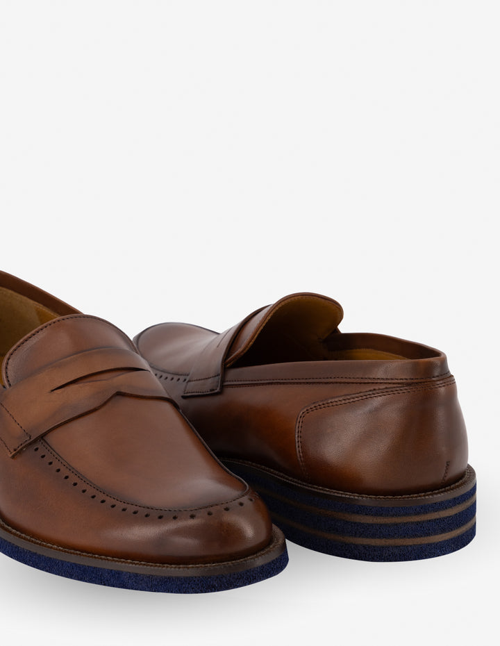Mocasín en piel napa color cuero con calado para hombre
