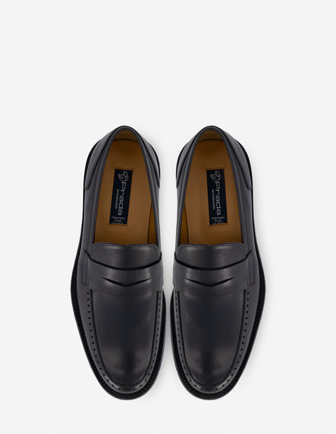 Mocasín en piel napa color negro con calado para hombre