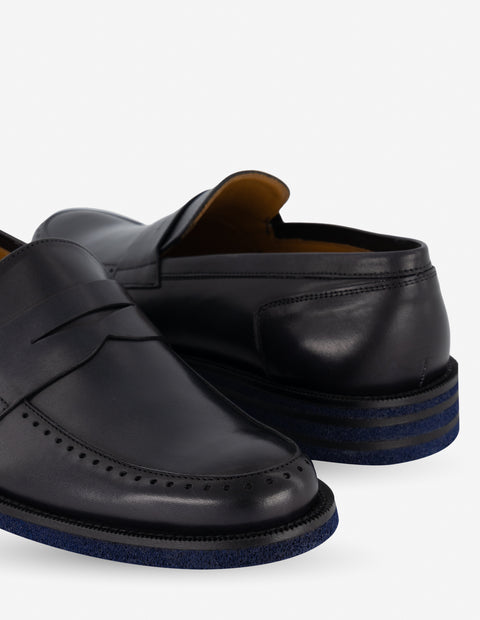 Mocasín en piel napa color negro con calado para hombre