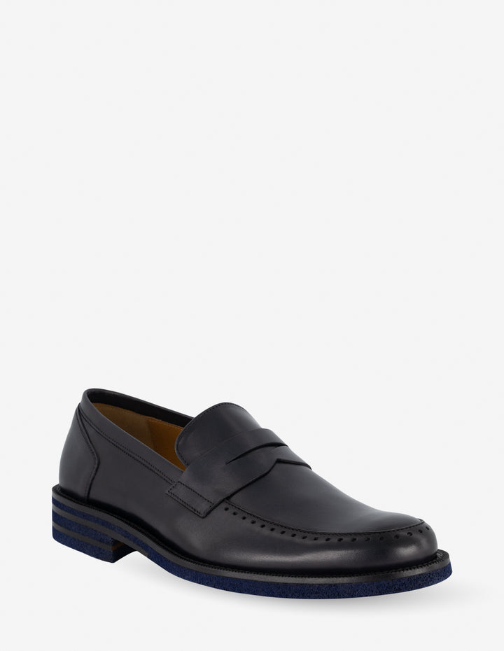 Mocasín en piel napa color negro con calado para hombre