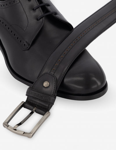 Cinturón con picado en piel color negro para hombre