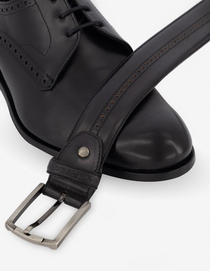 Cinturón con picado en piel color negro para hombre