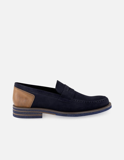 Mocasín en ante color azul marino con detalles en piel napa y encombrecidos para hombre.