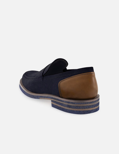 Mocasín en ante color azul marino con detalles en piel napa y encombrecidos para hombre.