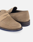 Mocasín en ante color beige con detalles en piel napa y encombrecidos para hombre.