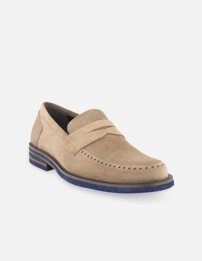 Mocasín en ante color beige con detalles en piel napa y encombrecidos para hombre.