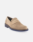 Mocasín en ante color beige con detalles en piel napa y encombrecidos para hombre.