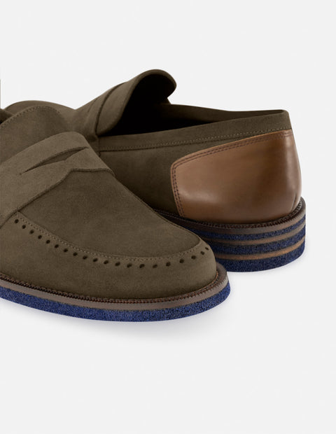 Mocasín en ante color verde con detalles en piel napa y ensombrecidos para hombre.