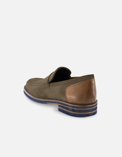 Mocasín en ante color verde con detalles en piel napa y ensombrecidos para hombre.
