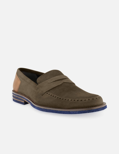 Mocasín en ante color verde con detalles en piel napa y ensombrecidos para hombre.