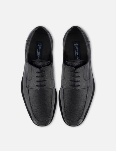 Blucher de piel color negro con suela de goma para hombre.