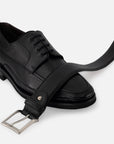 Blucher de piel color negro con suela de goma para hombre.