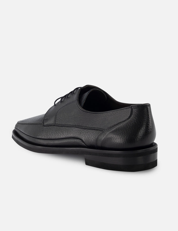 Blucher de piel color negro con suela de goma para hombre.