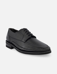 Blucher de piel color negro con suela de goma para hombre.