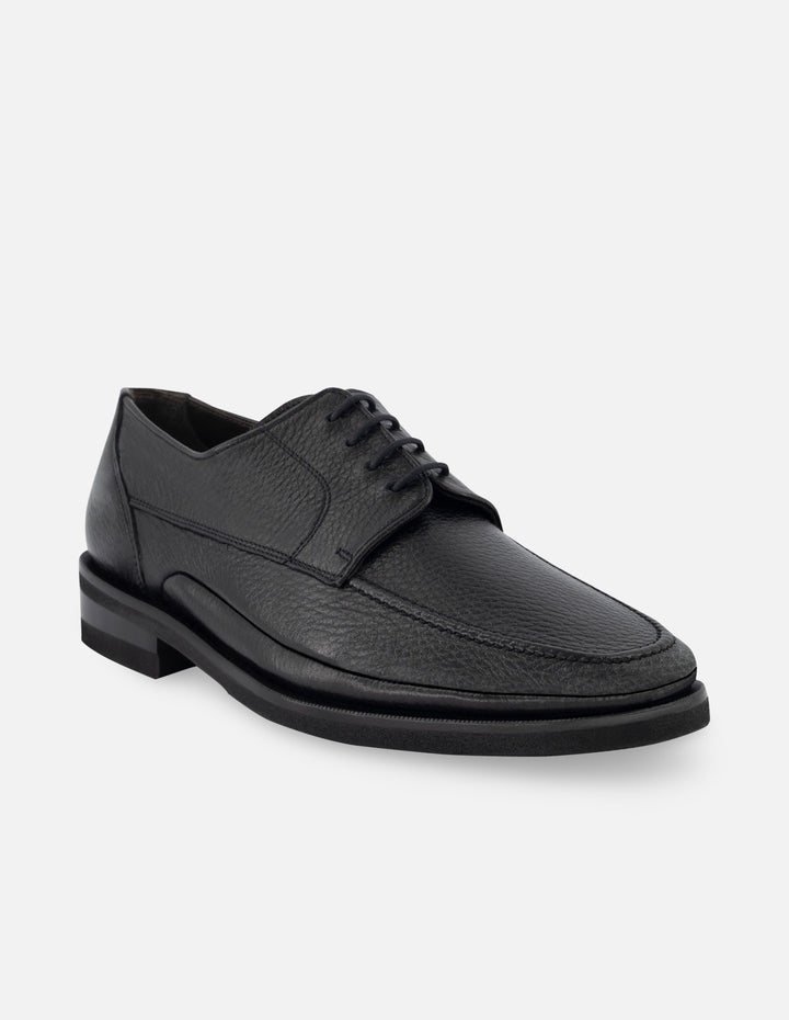 Blucher de piel color negro con suela de goma para hombre.