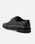 Blucher de piel color negro con suela de goma para hombre.