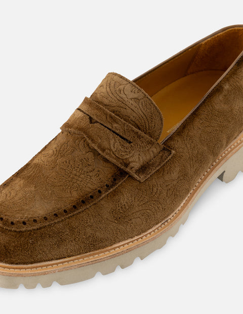 Mocasín en piel ante color cuero con grabado de flora para hombre