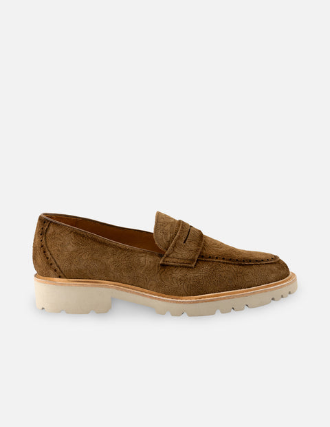 Mocasín en piel ante color cuero con grabado de flora para hombre