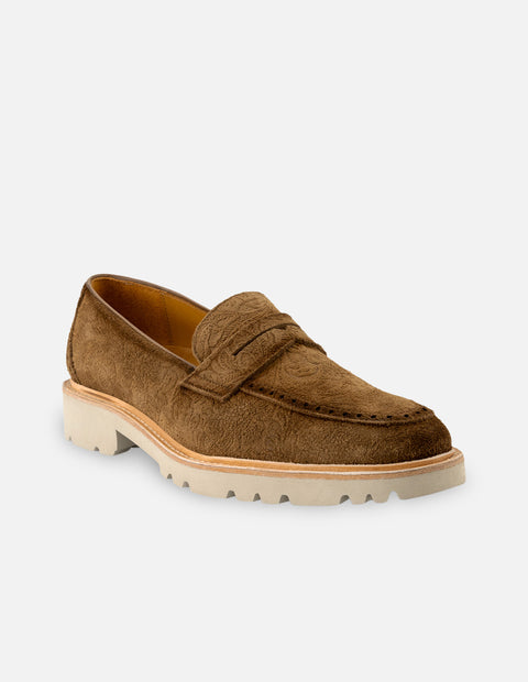 Mocasín en piel ante color cuero con grabado de flora para hombre