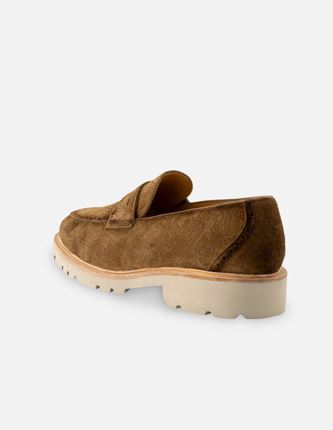 Mocasín en piel ante color cuero con grabado de flora para hombre