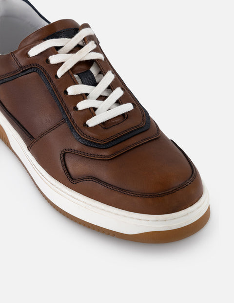 Tenis color café en piel para hombre