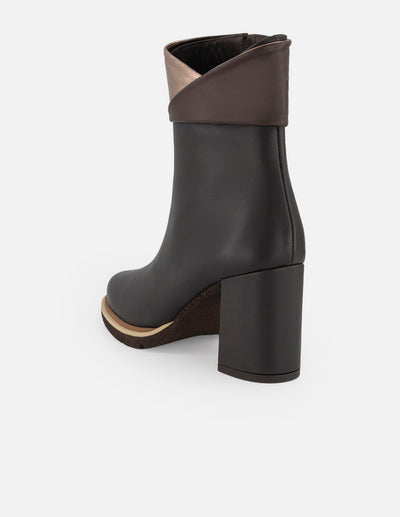 Botines café piel para mujer con solapa superior doblada