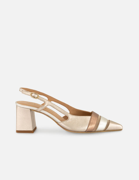 Zapatilla color dorado para mujer con combinación de materiales