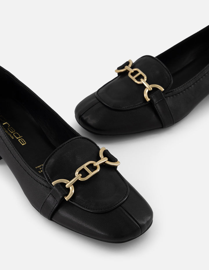Mocasines negros charol para mujer con herraje dorado