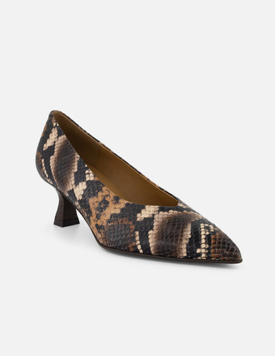 Zapatilla café piel para mujer con grabado tipo serpiente