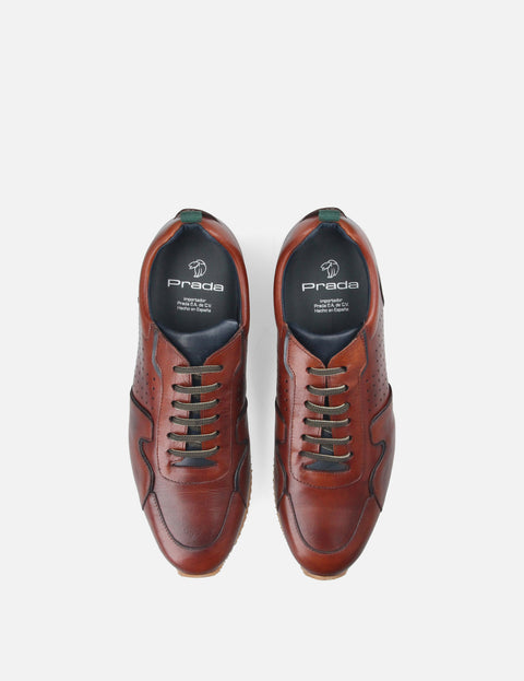 Tenis con picado en piel color caoba