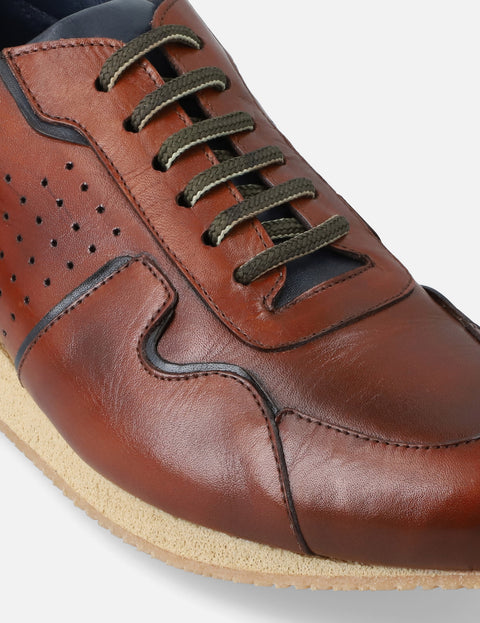 Tenis con picado en piel color caoba