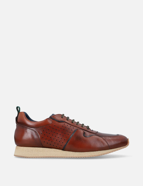Tenis con picado en piel color caoba