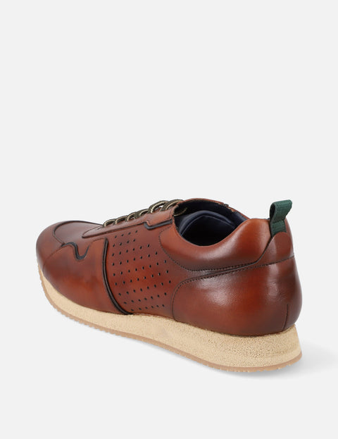 Tenis con picado en piel color caoba