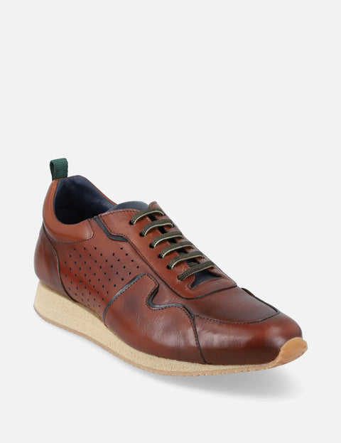 Tenis con picado en piel color caoba