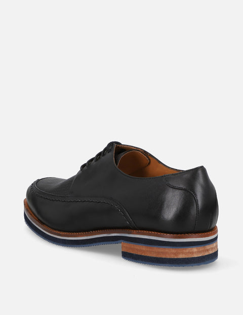 Blucher con bordón en piel grabada color negro